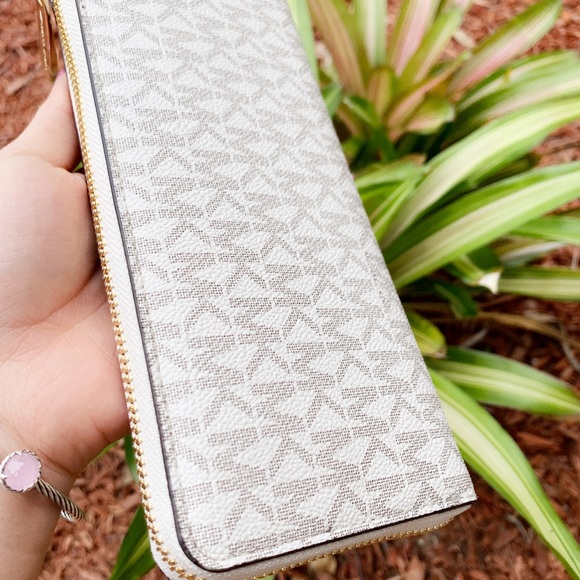 Gaby’sBags👜💕-Michael Kors 3/4 Zip Wallet Vanilla - Picture 5 of 5